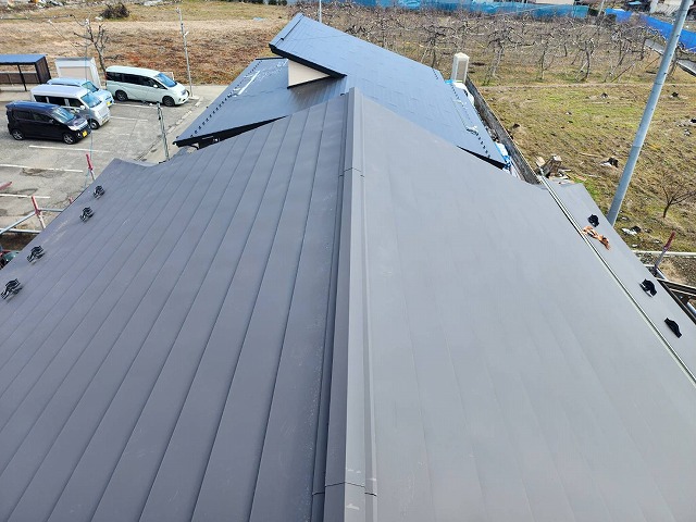 飯田市：屋根葺き替え工事で棟板金の設置が完了した様子